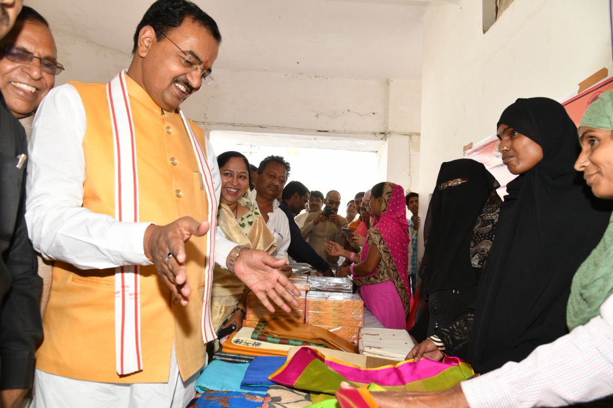 kpmaurya1's tweet photo. महिला सशक्तिकरण की दिशा में
बढ़ता एक सार्थक कदम..
#ITI आजमगढ़ में आयोजित #दीनदयाल_अंत्योदय_राष्ट्रीय_ग्रामीणआजीविका_मिशन कार्यक्रम का उद्घाटन कर महिला स्वयं सहायता समूहों के उत्पादों की प्रदर्शनी का अवलोकन किया। #SelfHelpGroup #EmergingUP #DYCMUP https://t.co/vXcPGohRqZ