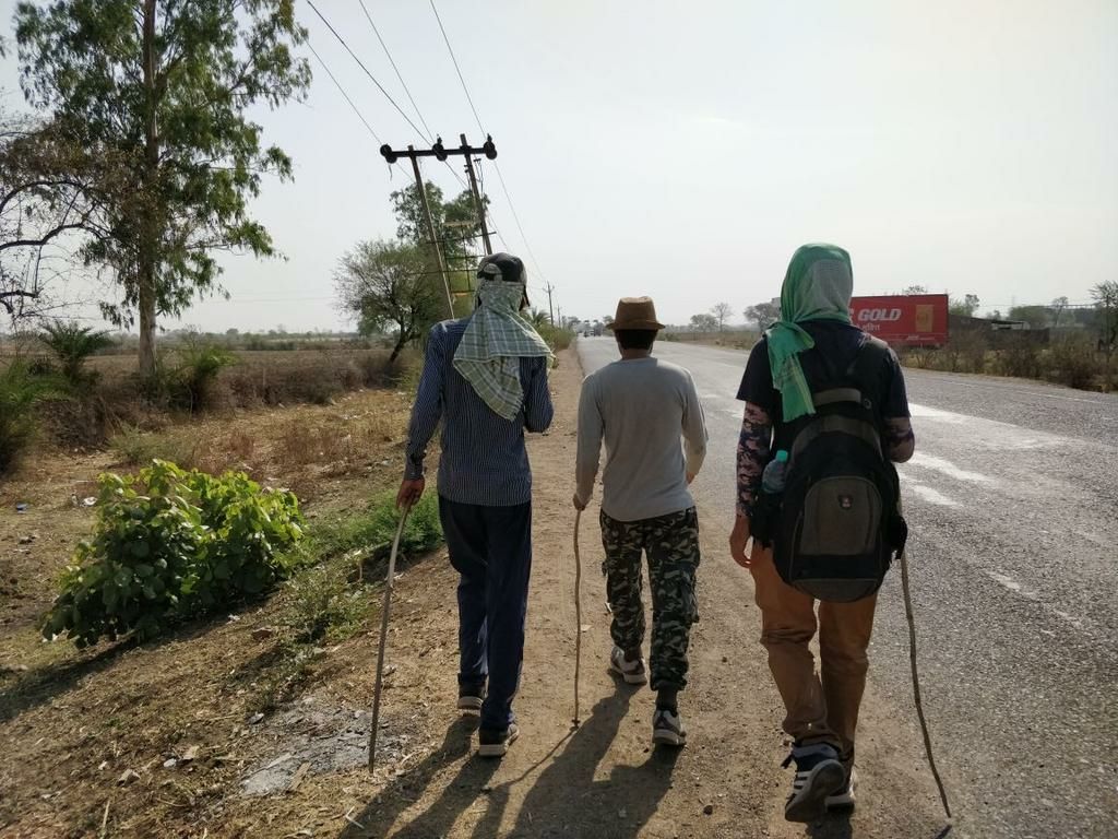 SonuChandel1699's tweet photo. AIIMS Students Foot March from BHOPAL to DELHI enters Day 3 in Vidisha. Demands A permanent Director from Ministry. #Bhopal #GandhiofAIIMS #AIIMSneedDirector #walktodelhi @MoHFW_INDIA @PMOIndia @narendramodi @JPNadda @CNNnews18 @DilliAajtaktv @republic @abpnewstv @indiatvnews https://t.co/4BhRrKrohd