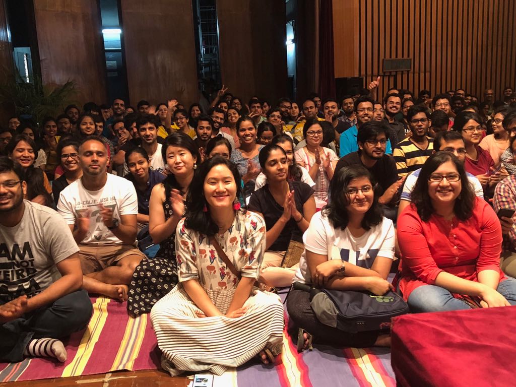 ShashiTharoor's tweet photo. The most astonishing full house I've ever addressed: 750+ squeezed into an auditorium meant for 400-- standing, sitting in the aisles&amp;on the floor &amp;even on the stage! Thank you NIAS for an amazing session #KarnatakaForward https://t.co/6frjS1aSYb