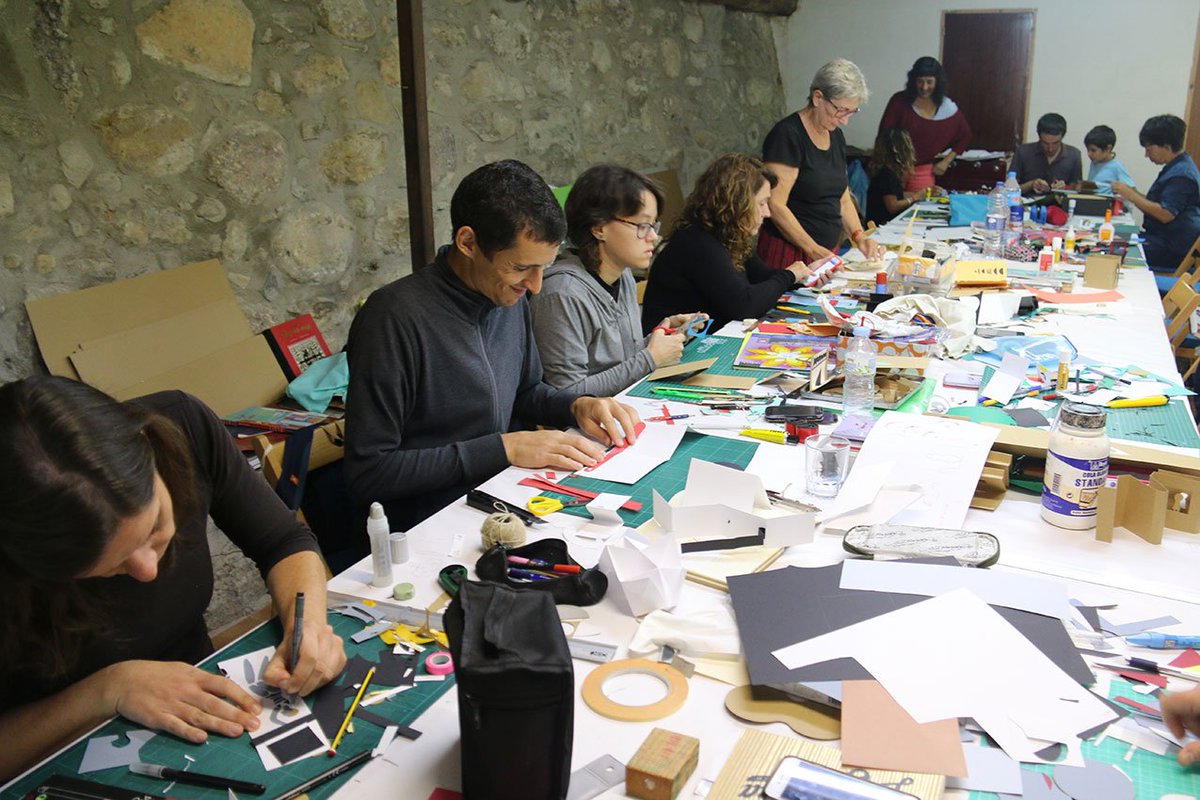 difuminailustra's tweet photo. Ya están abiertas las inscripciones para los Talleres de ésta nueva edición de @difuminailustra. Talleres con @MIGUELPANG y @AndredaLoba.
https://t.co/2diAvudmJf https://t.co/86uTm7JMVB