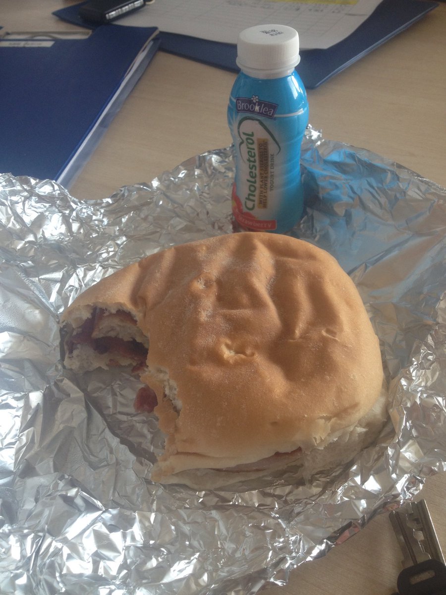 Helimed54's tweet image. Helimed 54: The early crew realise the importance of the balanced diet on a Saturday morning, thanks to @HungerHanger @EMA_Airport for providing the healthy part!!! #setupfortheday