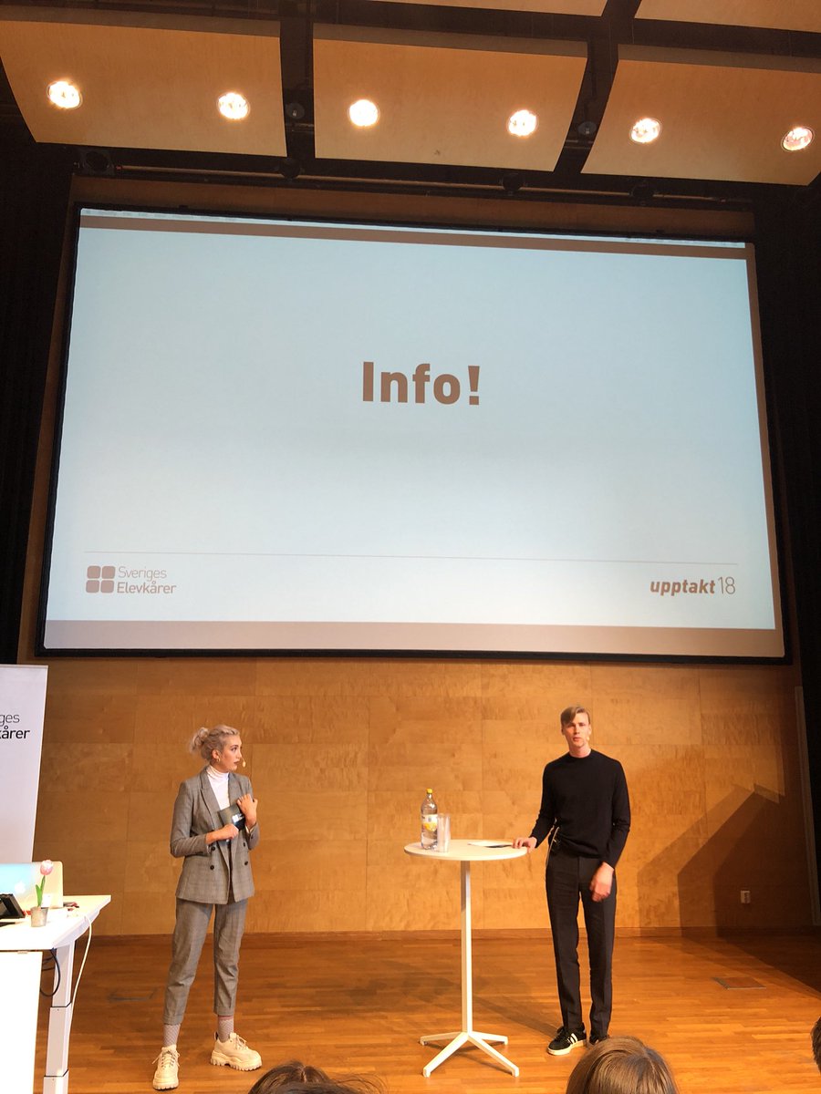 Skrapanselevkar's tweet photo. Härligaste konferenciererna 💚#elevkår#upptakt18 @emilvsfrida https://t.co/bblw24Gj5z