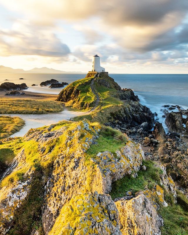 sheepskinlife's tweet photo. From our gorgeous coastal property Rhoscolyn House, you can explore the Welsh Coast and discover the beauty of South Stack Lighthouse. #sheepskinlife
•
•
•
•
•
#southstack #anglesey #nationalwalkingmonth #walescoastpath #walking #wales #visitwale… https://t.co/B3UpJCGEbG https://t.co/ubjp5AivWO