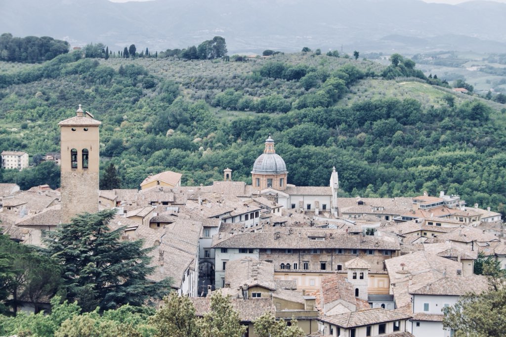 L’ultima tappa del mio mini viaggio è stata SPOLETO 😍  
Nella prima fotografia la Basilica di Santa Maria Assunta per poi seguire in vicoletti artistici e finire con una vista mozzafiato 👀👀
<a href="/DiscoverSpoleto/">Discover Spoleto</a>