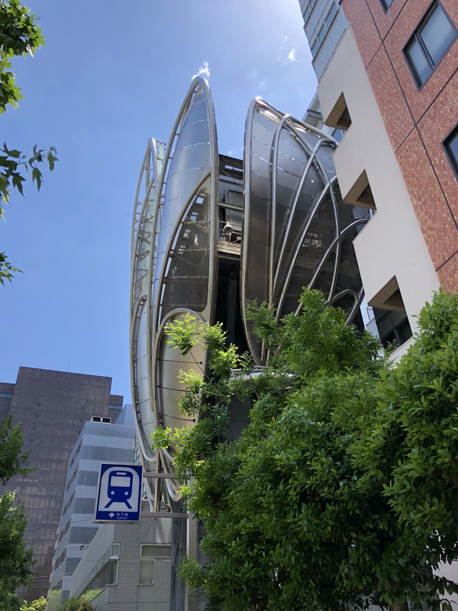 Lssah على تويتر 後楽の交番 地下鉄大江戸線飯田橋駅 続いて飯田橋 小石川後楽園に移動 歩道橋の下のガラスブロックを多用した建物 公衆トイレかと思ったら交番でした 日建設計ですって 裏通りに立つ 大江戸線飯田橋駅は 建ったばかりの頃に見にきたな 純粋