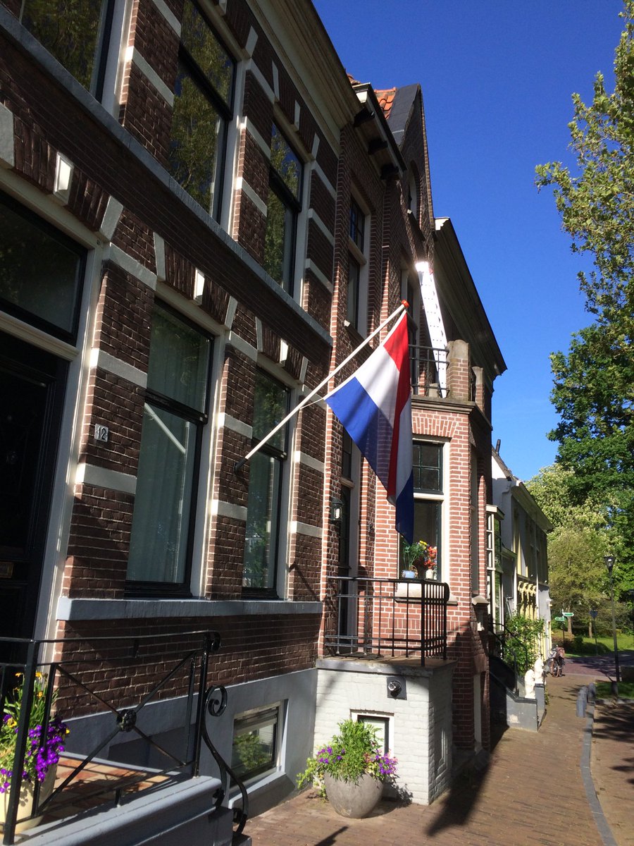 valkdirkvander's tweet photo. Mooi weer! De vlag uit! Bevrijdingsdag en festival in Zwolle! https://t.co/f3K8PJZGdt
