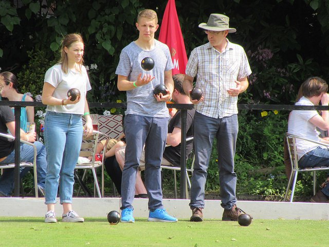 Action on both sides of the clubhouse TODAY with tennis and bowls. Boz will be firing up the barbecue at 4pm to provide a trans-Atlantic selection of top 🌭🍔 Open for all to have a go at bowls from 3pm. Our bar is open til late 🍺🍷Sunshine has been ordered! 🌞 #didsbury