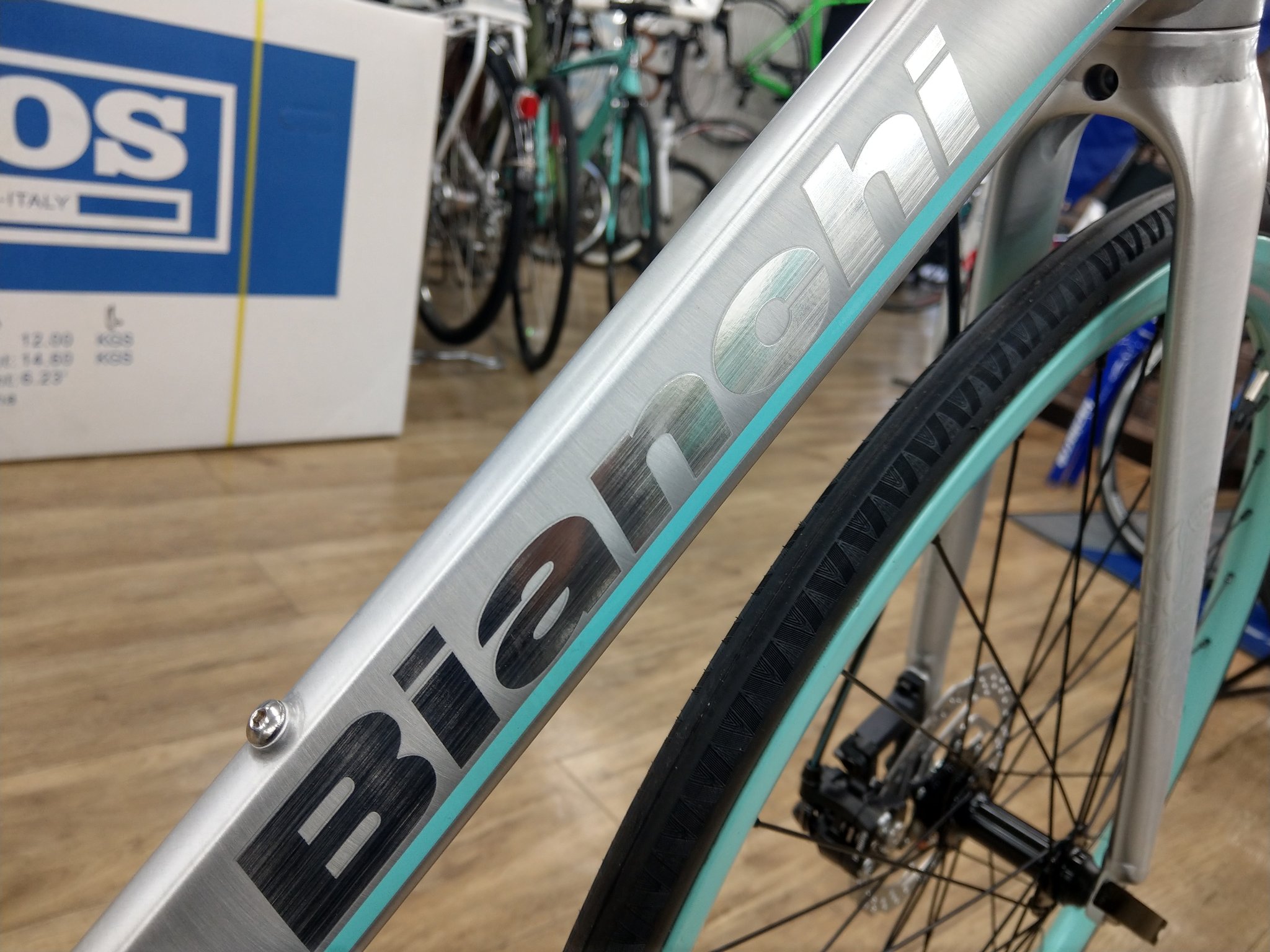 サイクルショップカンザキ千里店 Bianchi Roma3 ブラッシュ加工されたアルミがかっこいいバイクです ダウンチューブの ロゴが輝きを放つその様は一見の価値あり フォークの溶接までかっこよく見えるのはさすがです ビアンキ ローマ3 カンザキ千里店