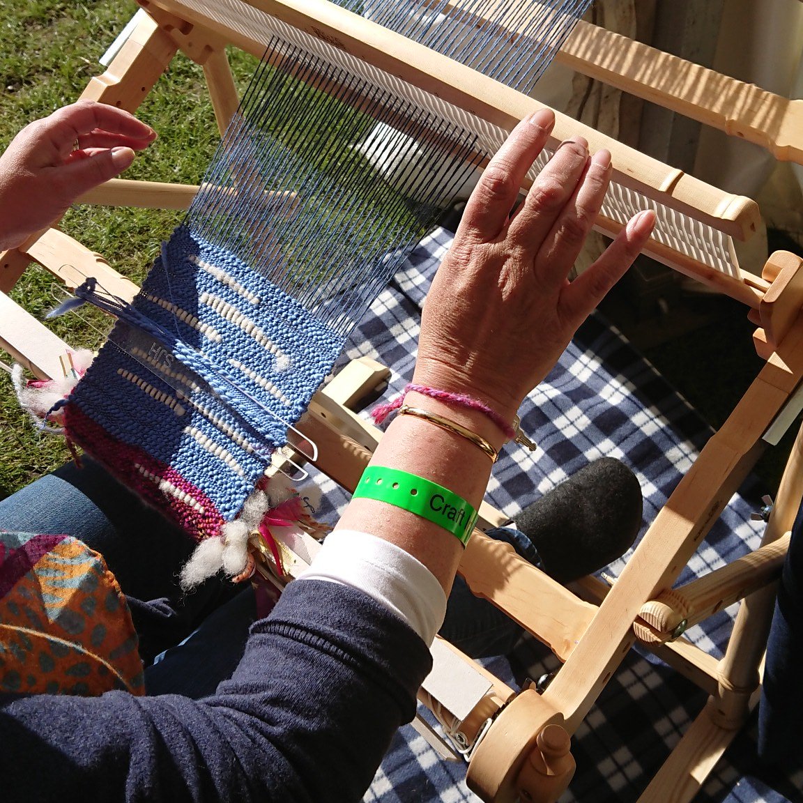Romneymarshwool's tweet photo. Wow another gorgeous sunny day ahead of us today here @craftinfocus #fair #sunnymorning #weavingdemo #bwmb #producedinkent #handcraft #sheep #wool #yarn #knitting #handmade #familydayout #dovercollege #dovcoltextiles https://t.co/sSz46YNvBX