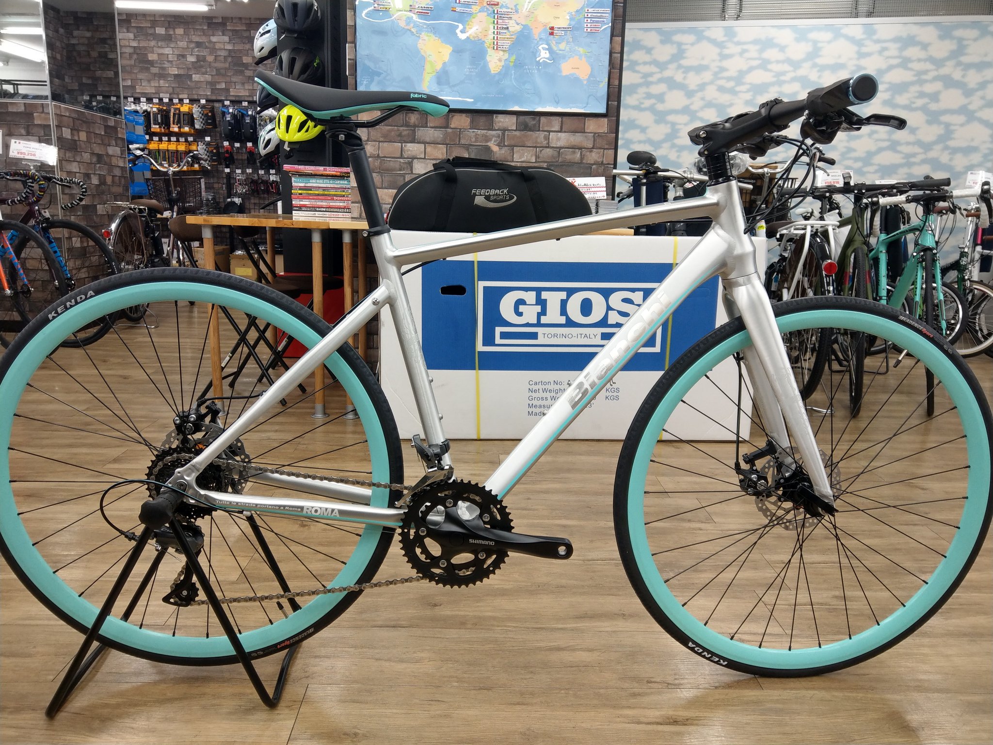 サイクルショップカンザキ千里店 Bianchi Roma3 ブラッシュ加工されたアルミがかっこいいバイクです ダウンチューブの ロゴが輝きを放つその様は一見の価値あり フォークの溶接までかっこよく見えるのはさすがです ビアンキ ローマ3 カンザキ千里店