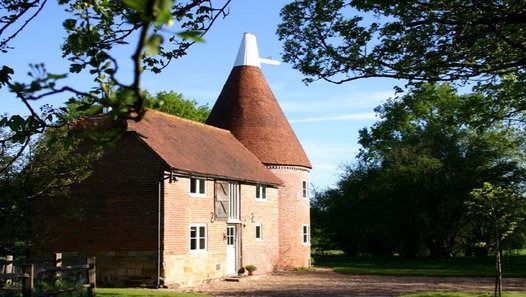 holidayletUK's tweet photo. Enjoy a charming getaway at Bakers Farm #Oust in #Ticehurst, #East Sussex. The two-bedroom cottage sleeps four people and benefits from a peaceful and secluded location. #UKHoliday 
 https://t.co/iUmunNmYjw https://t.co/0RP7ad0RPV