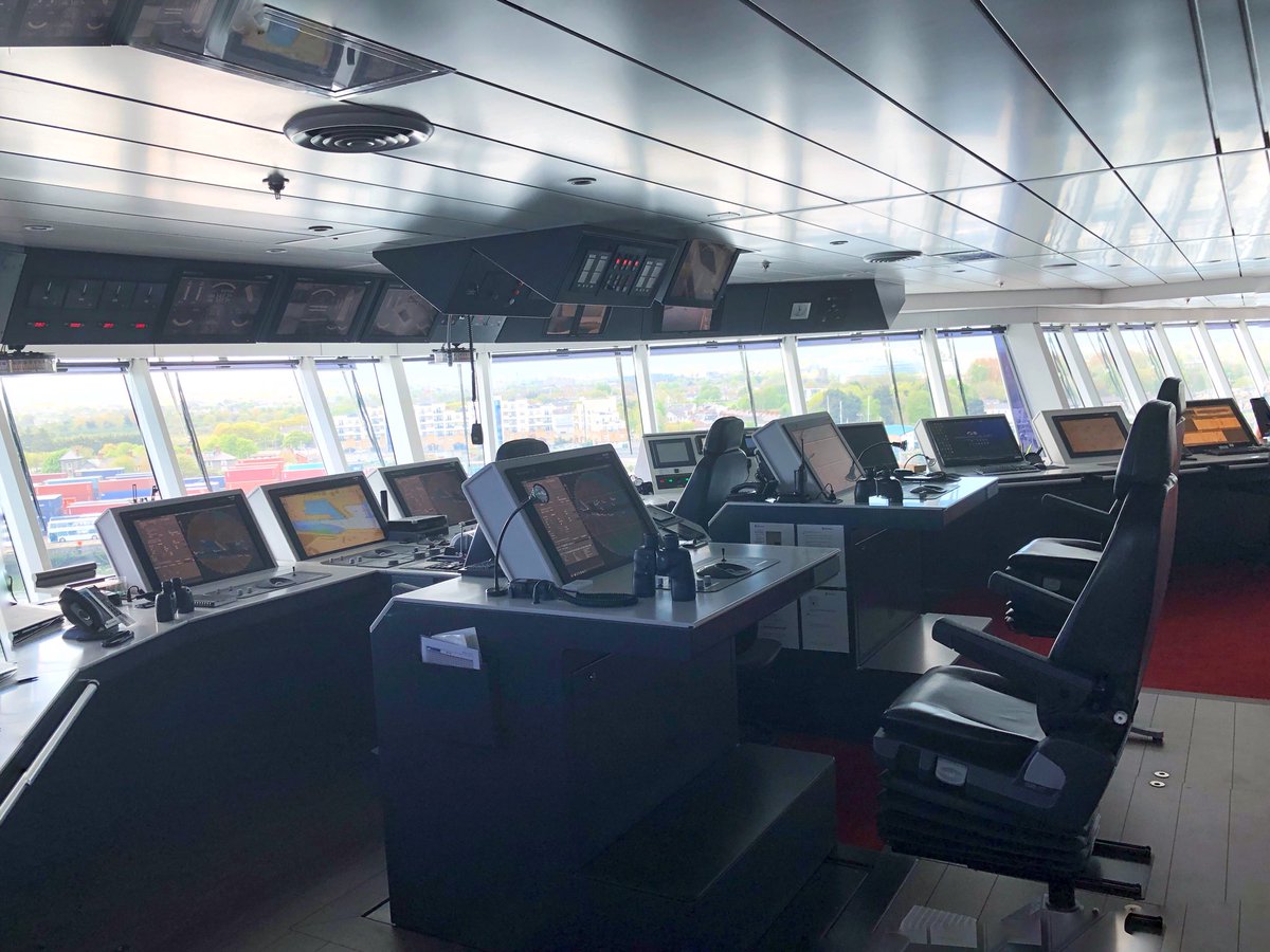 TragaViajes's tweet photo. Qué mejor manera de despedirme del barco Royal Princess que visitando y conociendo por primera vez un puente de mando,y con el capitán. Aquí se encuentran todos los controles de navegación. ¡Impresionante! 😍@PrincessCruises @MundomarCrucero #PrincessExperience #mundomarcruceros https://t.co/JruBLa7bcw