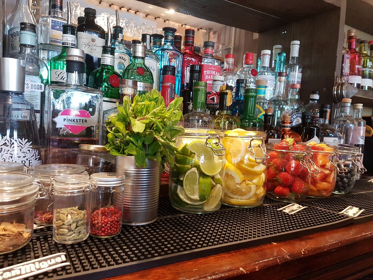 thewhitebearsb's tweet photo. Loving the fresh fruit and herbs all prepped and ready for your summer gins and cocktails #whitebear #steaminbilly #cocktails #summer #freshfruit #freshherbs https://t.co/Iv4b9rb9DI