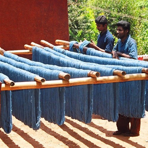 RadioActive90_4's tweet photo. Desi is one of the largest producers of naturally dyed #handwoven fabric in our country today with a production capacity of 35,000 meters per month. It is also the frontrunner in the #handloommovement in India https://t.co/wuKn40VKqz