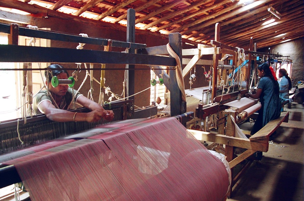 RadioActive90_4's tweet photo. Desi is one of the largest producers of naturally dyed #handwoven fabric in our country today with a production capacity of 35,000 meters per month. It is also the frontrunner in the #handloommovement in India https://t.co/wuKn40VKqz