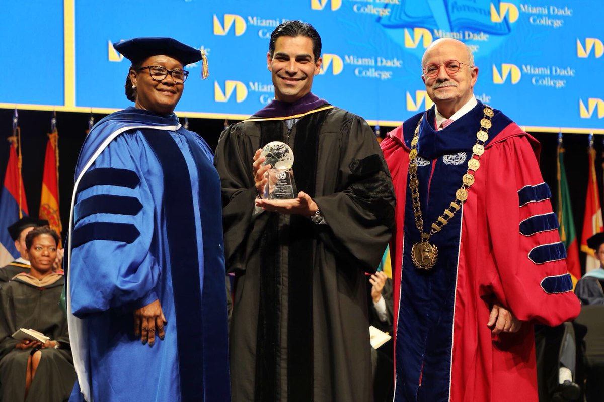 EduardoJPadron's tweet photo. Thank you City of Miami Mayor @FrancisSuarez for sharing your stories with the North and InterAmerican Campuses Class of 2018. #MDCGrad https://t.co/9XzqzRJWsW