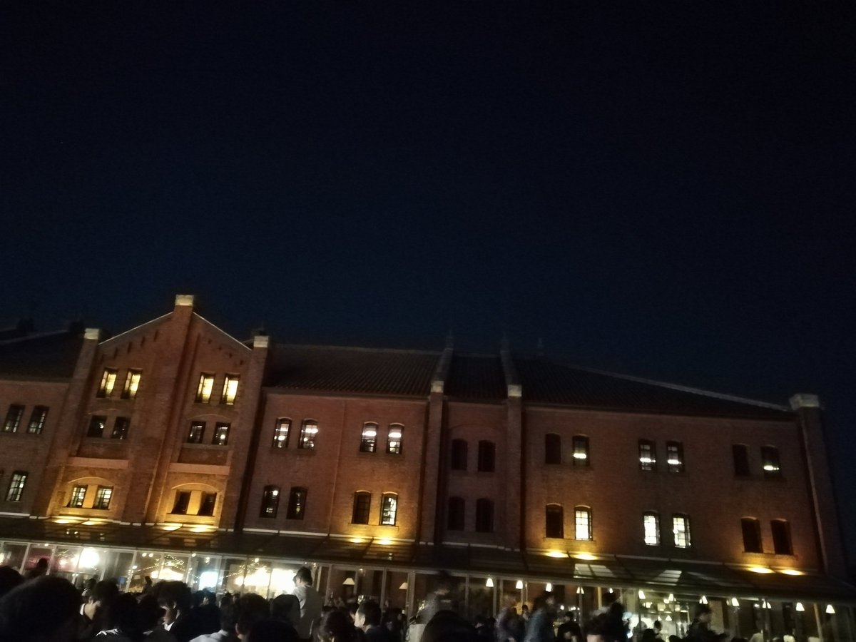 「GW最後の横浜の夜は赤レンガでドイツビールフェスタ行ってきた! 風強いけどホット」|卯月潤🌵のイラスト