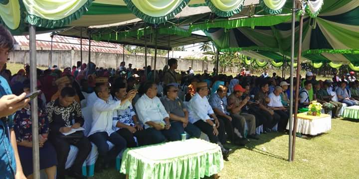 yakobmohamad99's tweet photo. Penyerahan bantuan alat2 pertanian dan bantuan ternak Kambing dan ayam serta bantuan Dana utk Pembangunan Embung Desa oleh Menteri Desa PDT &amp; Transmigrasi mewakili Presiden Joko Widodo di Desa Hayahaya Kec. Limboto Barat Kab. Gorontalo, sabtu 5 Mei 2018. 
@jokowi @EkoSandjojo https://t.co/ZfUMHDMQAn