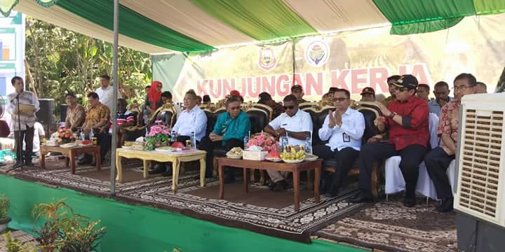 yakobmohamad99's tweet photo. Penyerahan bantuan alat2 pertanian dan bantuan ternak Kambing dan ayam serta bantuan Dana utk Pembangunan Embung Desa oleh Menteri Desa PDT &amp; Transmigrasi mewakili Presiden Joko Widodo di Desa Hayahaya Kec. Limboto Barat Kab. Gorontalo, sabtu 5 Mei 2018. 
@jokowi @EkoSandjojo https://t.co/ZfUMHDMQAn