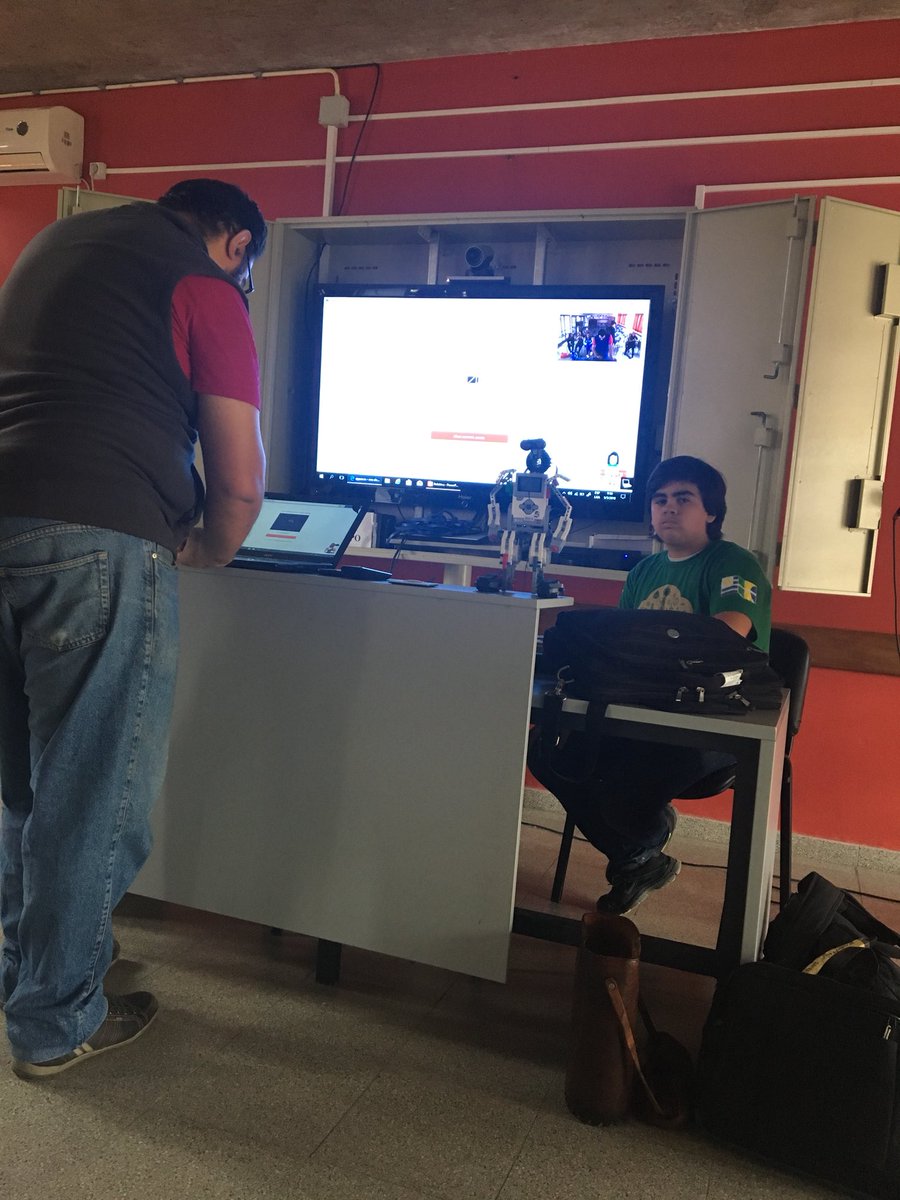 KosmikL6's tweet photo. Videoconferencia con UTU tranqueras @GatoFMD @pmacedo07 @agusbmartinezz @Liceo6Rivera https://t.co/q61XjLwVAU