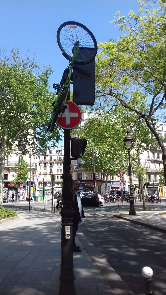 PhilippeDervaux's tweet photo. #Paris #Paris11 #velib #gobeebike A 15h cet après midi le vélo dont je parlais ce matin Bd Richard Lenoir, angle rue Saint Sébastien est toujours accroché à son feu, malgré la proximité des forces de police positionnées sur le parcours de la @LaFeteaMacron @UDI_OFF @UDIParis11 https://t.co/Isciax0MEm