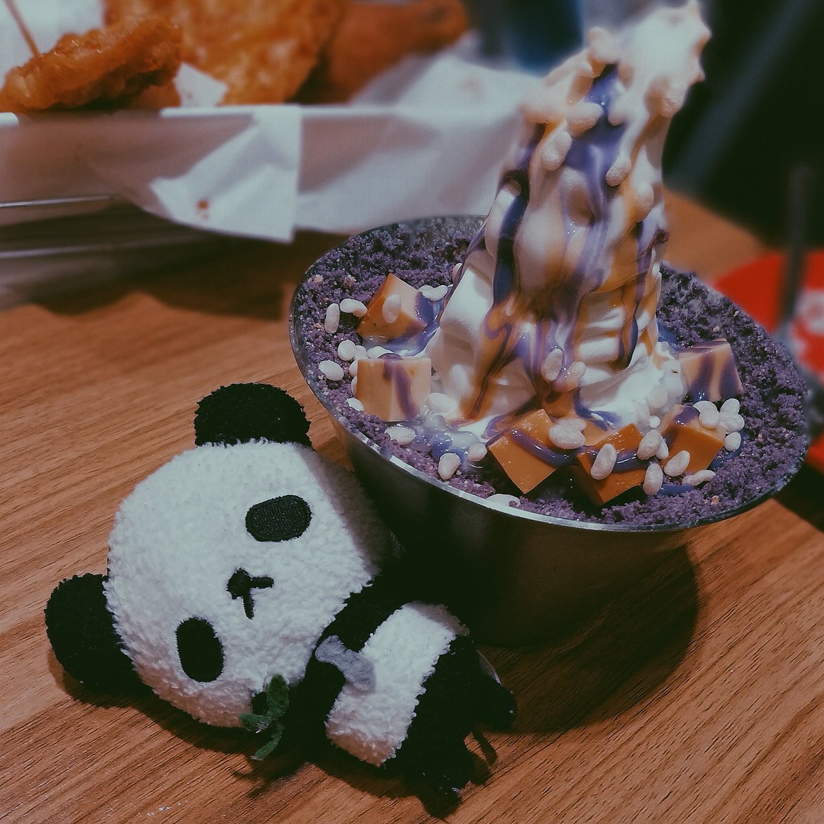 charinaclarisse's tweet photo. #MakingSadPandaSmile #QuestForHappiness #SadPanda #Bonchon #bingsu https://t.co/UBPVhXZEgI
