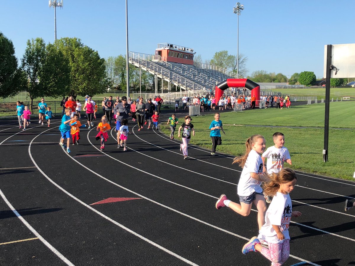 ChanceWistrom's tweet photo. Repmo families Celebrating healthy lifestyles and @RepublicSchools run clubs with our 1 mile fun run. 5K up next! Our amazing community growing grit together! #repmostrong https://t.co/VWYGsXdrmH