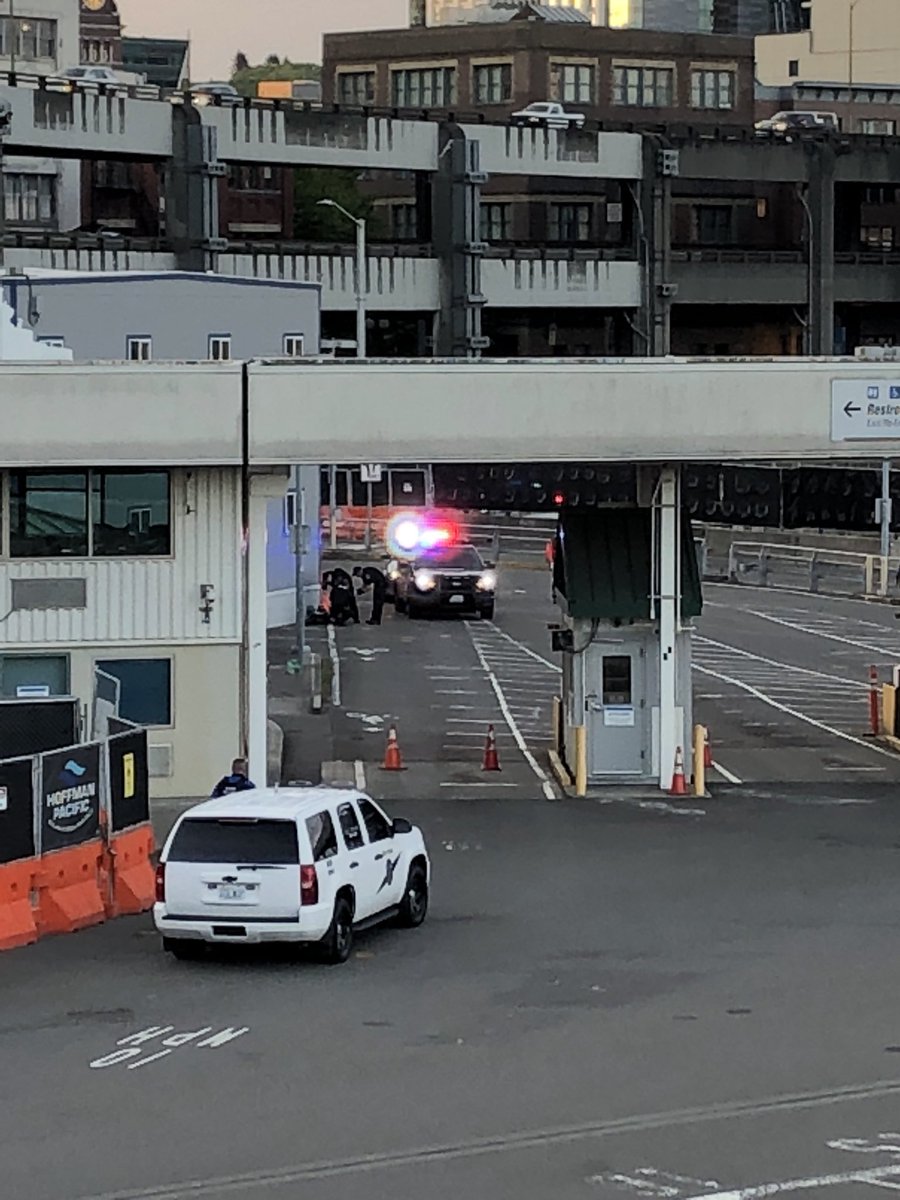 isthiswork's tweet photo. @KING5Seattle @komonews @FoxNews happening now. Suspect in custody appeared to be hijacking a vehicle on Alaskan way https://t.co/WNHbwA05tq