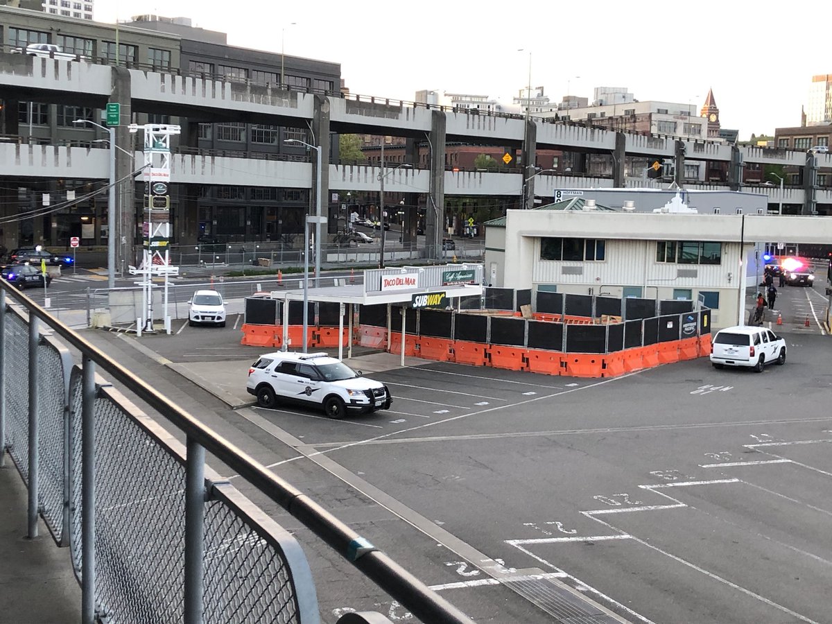 isthiswork's tweet photo. @KING5Seattle @komonews @FoxNews happening now. Suspect in custody appeared to be hijacking a vehicle on Alaskan way https://t.co/WNHbwA05tq