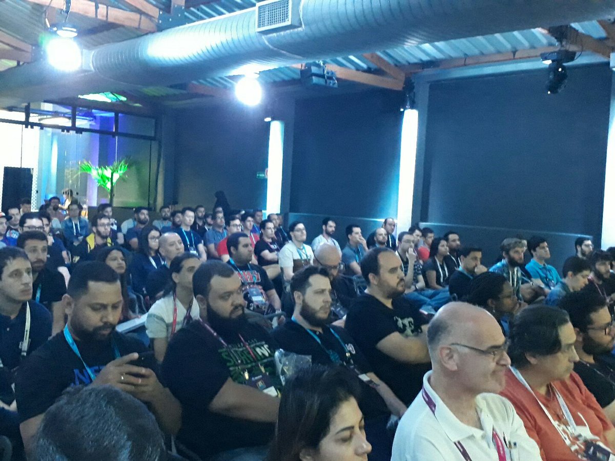 iMasters's tweet image. Casa cheia #dotnetsummit