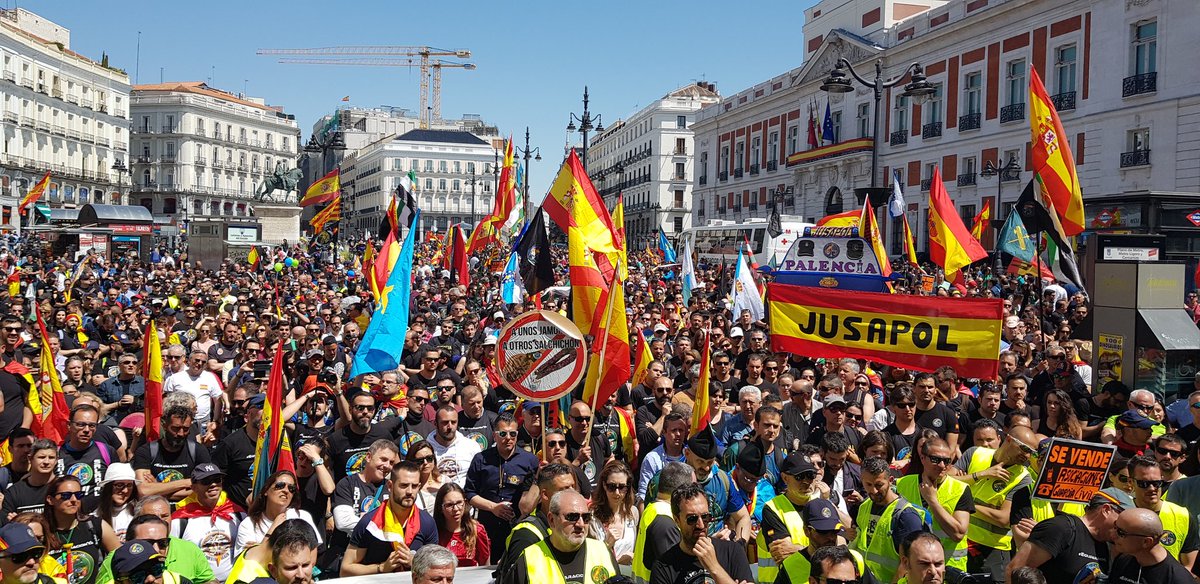 jusapol's tweet photo. Queremos dar las gracias a todos los que habéis querido acompañarnos el #5MMadrid 

GRACIAS a los compañeros que han llegado a Madrid de la #MarchaPorLaEquiparacionYA

Gracias a los más de 80.000 corazones verdes y azules que han decidido seguir luchando por una #EquiparacionYa https://t.co/0svB4t3RIq