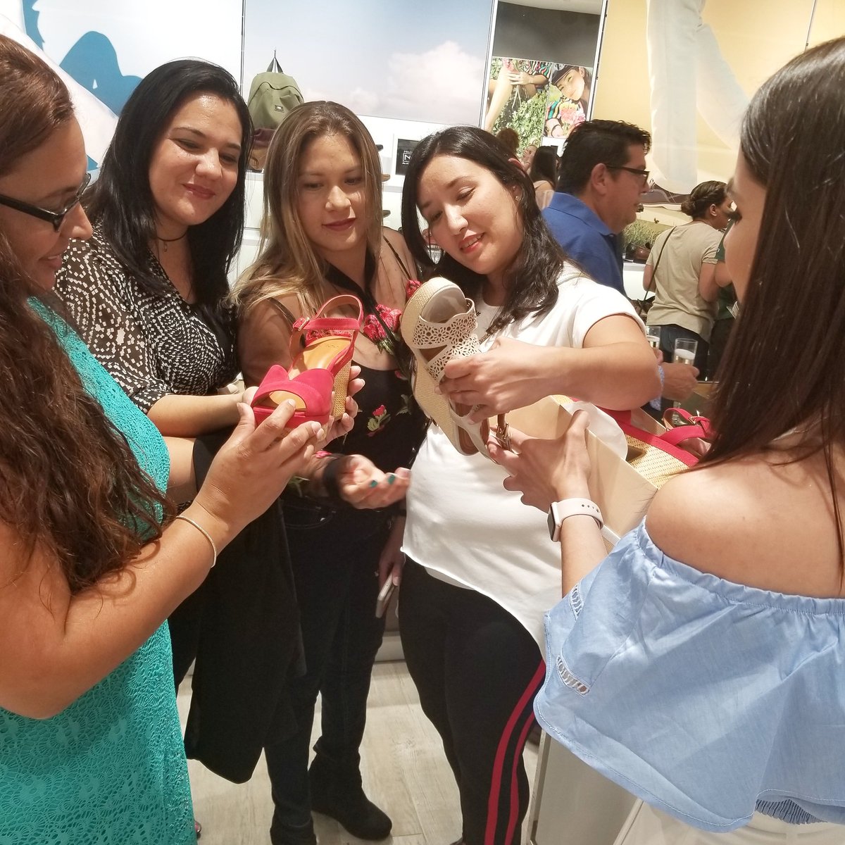 OrlandoMomsClub's tweet photo. Que mejor que una tarde de compras entre amigas. #NovuShoes @NOVUSHOES #OrlandoMomsAwards https://t.co/lK0ta4R01h