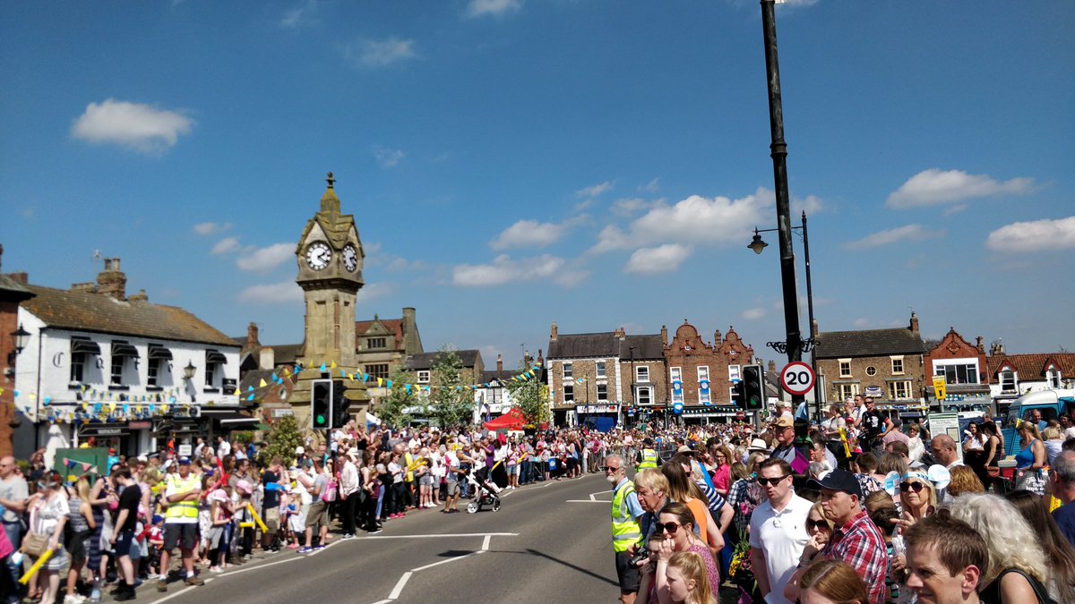 SenpaiAndy's tweet photo. Thirsk in splendid sunshine. #TDF 10 mins away. https://t.co/VUpQylDY2o