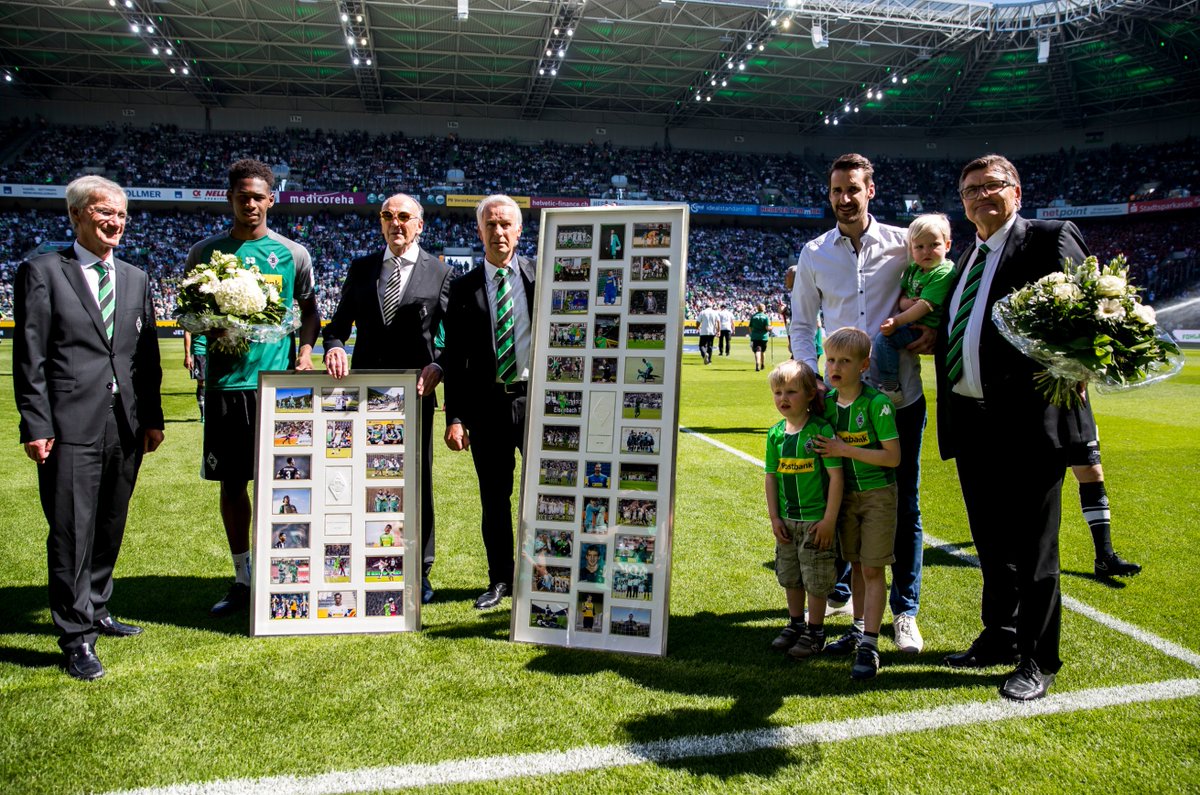 borussia's tweet photo. Danke, Heimi! Thank you, @Reeceoxford_ ! ⚫️⚪️💚 #DieFohlen #BMGSCF https://t.co/vh1p9zDzWx