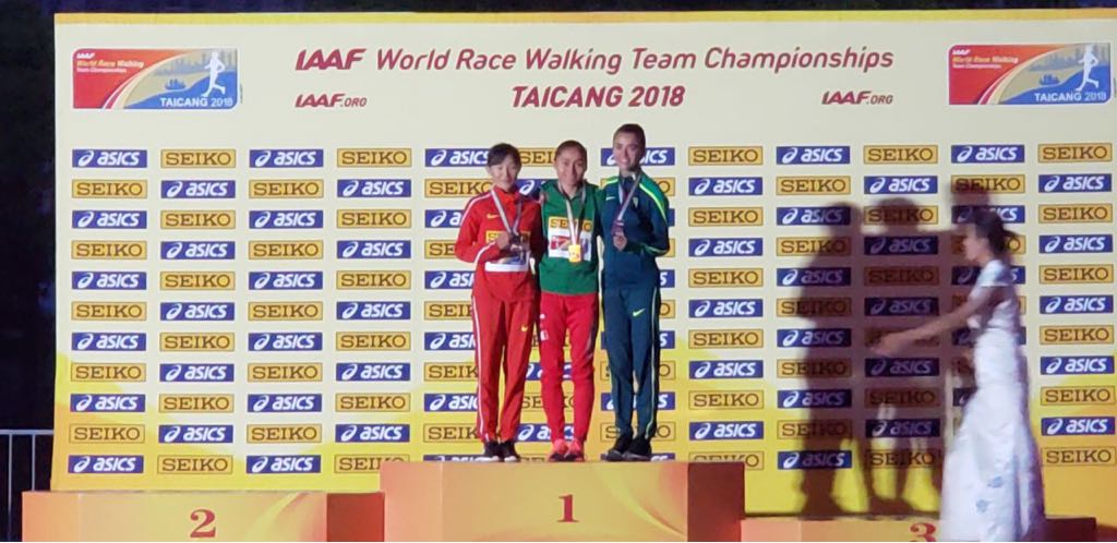 conadeoficial's tweet photo. #Marcha @_LupitaGlez se colgó el🥇en los 20 kilómetros de la Copa Mundial de Marcha celebrada en Taicang, China, con tiempo de 1:26:36 superó a las anfitrionas Shijie Quiejang y Jiayu Yang. También se le entregó el🥇de #Roma2016 tras suspensión por doping de la deportista china. https://t.co/V0yq6R2e05