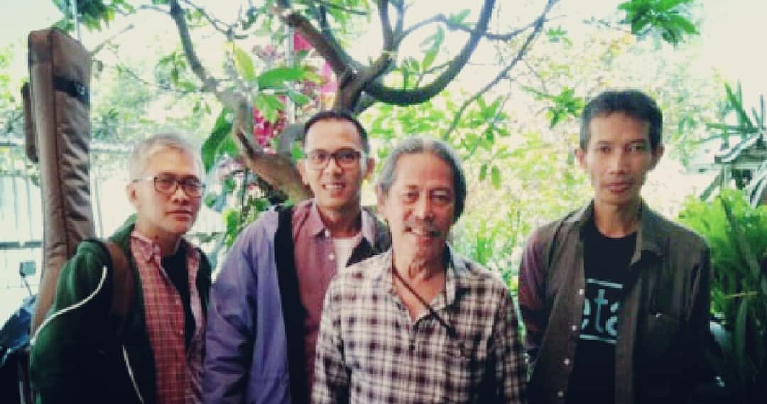 Before the show. Akhirnya bisa foto bareng musisi, vocalist band legenda "BIMBO". Beliau adalah idola &amp; influence kami sejak kecil. Semoga sehat selalu om Acil Bimbo dan tetap berkarya.
#etabandbandung #indiemusic #indiepop #Indonesia #MusicNews #MusicIsLife