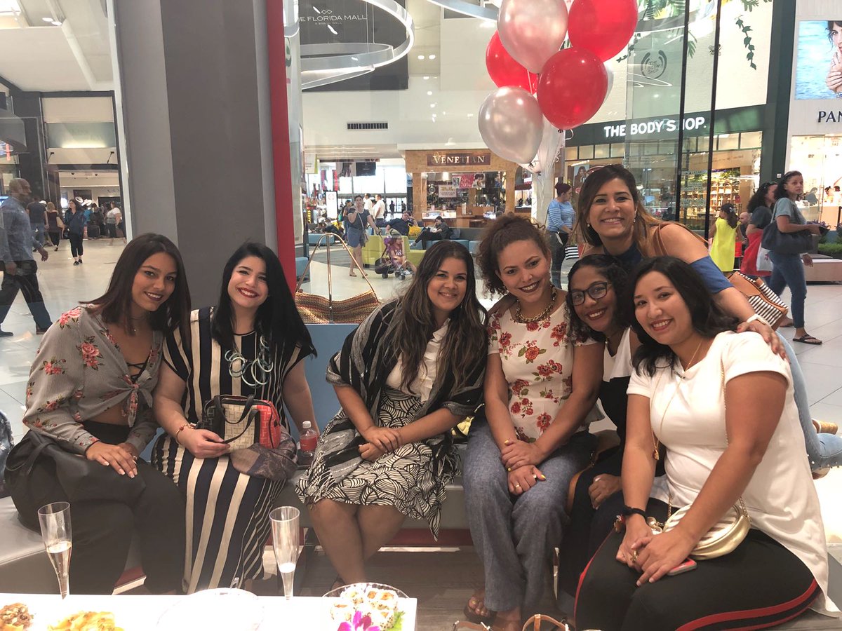 vidacomomama's tweet photo. Las #OrlandoMom en #cocktailsParty de @NOVUSHOES patrocinante oficial de los 2dos #OrlandoMomsAwards #NovuShoes. https://t.co/SbTYQxwOCx