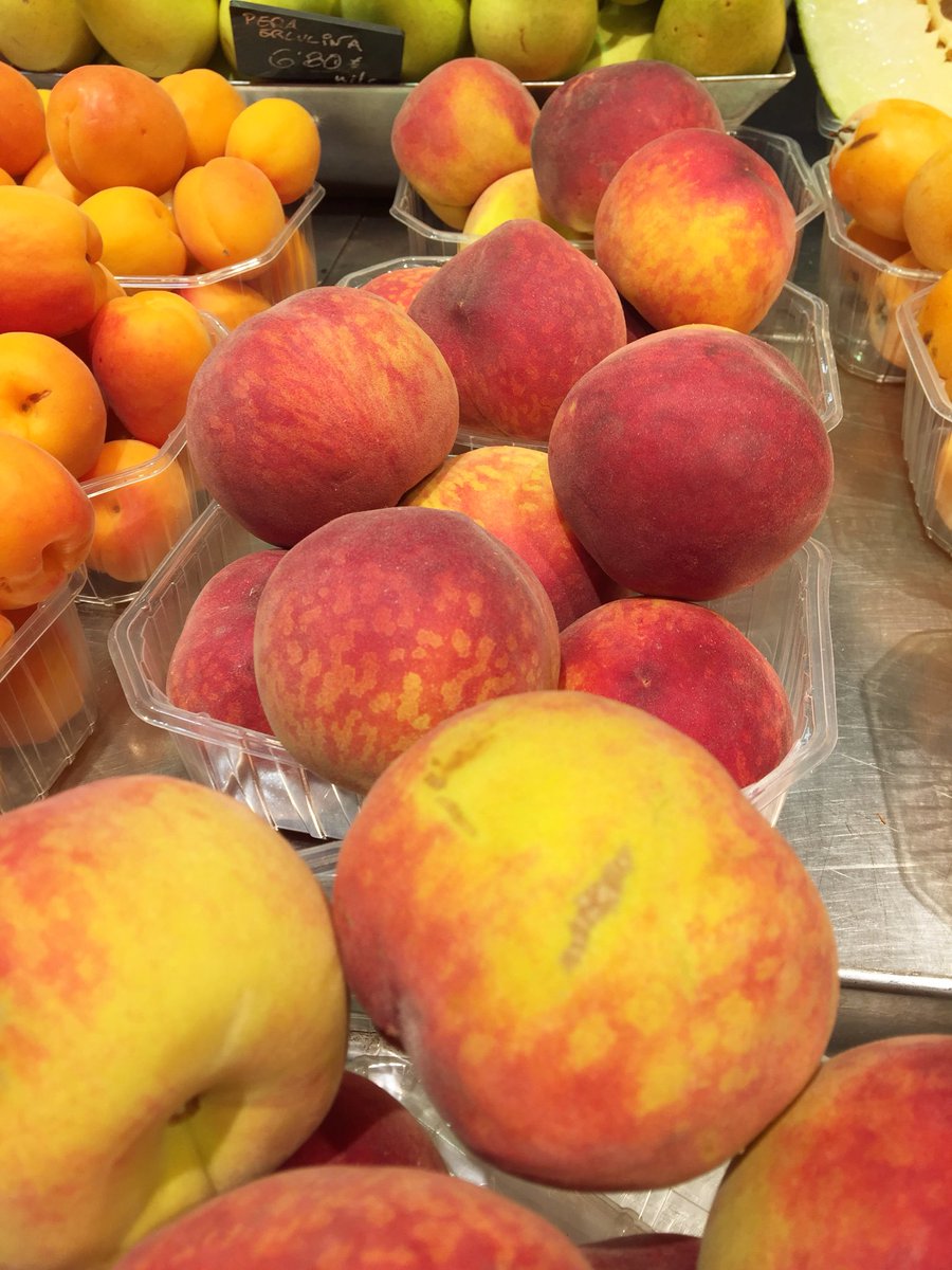 la_boqueria's tweet photo. Primeres #cireres #albercocs i #préssecs d’aigua de l’any a Fruites Morilla. De dia en dia van entrant les fruites de #primavera i comença el festival de #productedetemporada i de #proximitat al #mercat https://t.co/G41y805fRE