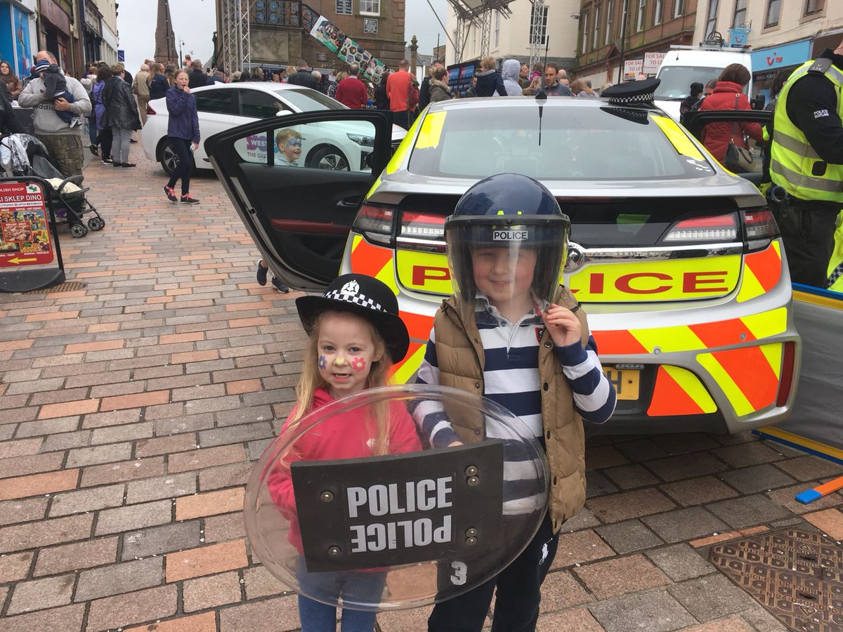 NithsdalePolice's tweet photo. #Dumfries Community ๐ฎ have again been helping #WestSound raise awareness for #cashforkids this afternoon. It was a great afternoon with a huge turnout. https://t.co/YQNvELaLRU