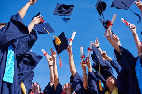 bluerootsproj's tweet photo. Congratulations to all those graduating this weekend (which includes members of our team)! 

Y'all gotta get out there and change 👏 the 👏 world! 👏 https://t.co/xOioM61byn