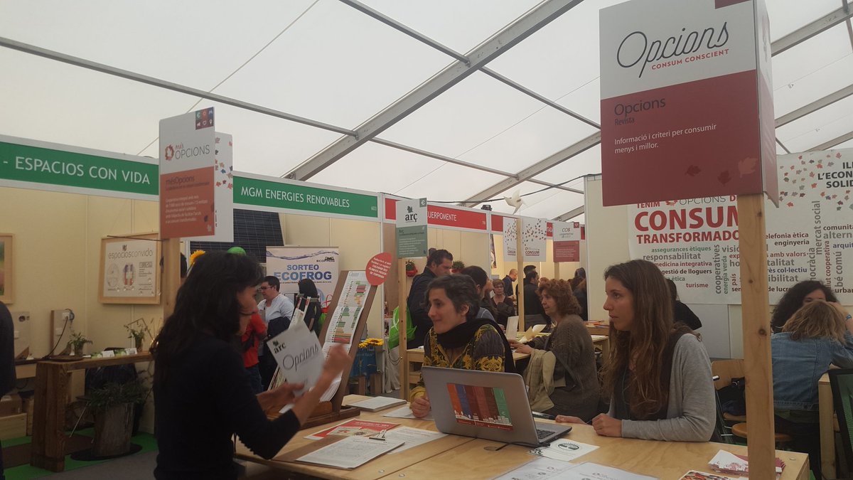 opcions's tweet photo. Avui i demà tornem a ser a la fira @biocultura. Si passeu i us hi feu una subscripció, rebreu de regal els quaderns número 51 i 52 dedicats a la roba infantil i a l'habitatge! I si us subscriviu al butlletí gratuït electrònic, un exemplar del calendari d'aliments de temporada! https://t.co/hML00CaUYS