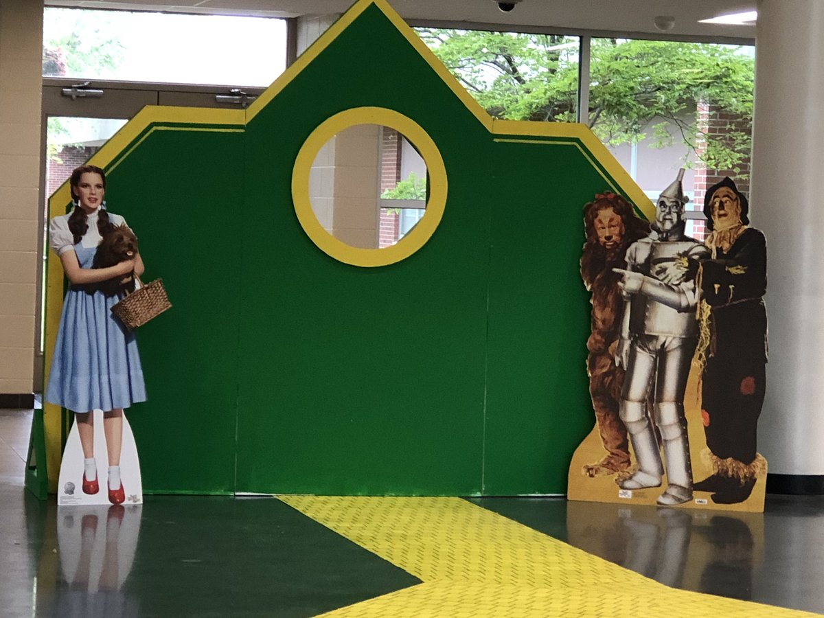 mitziann17's tweet photo. SHHS Prom 2018
Remember you and your guest need your tickets and a photo ID to follow the yellow brick road. #wearesciencehill 🎩 https://t.co/7vmk0hApYV