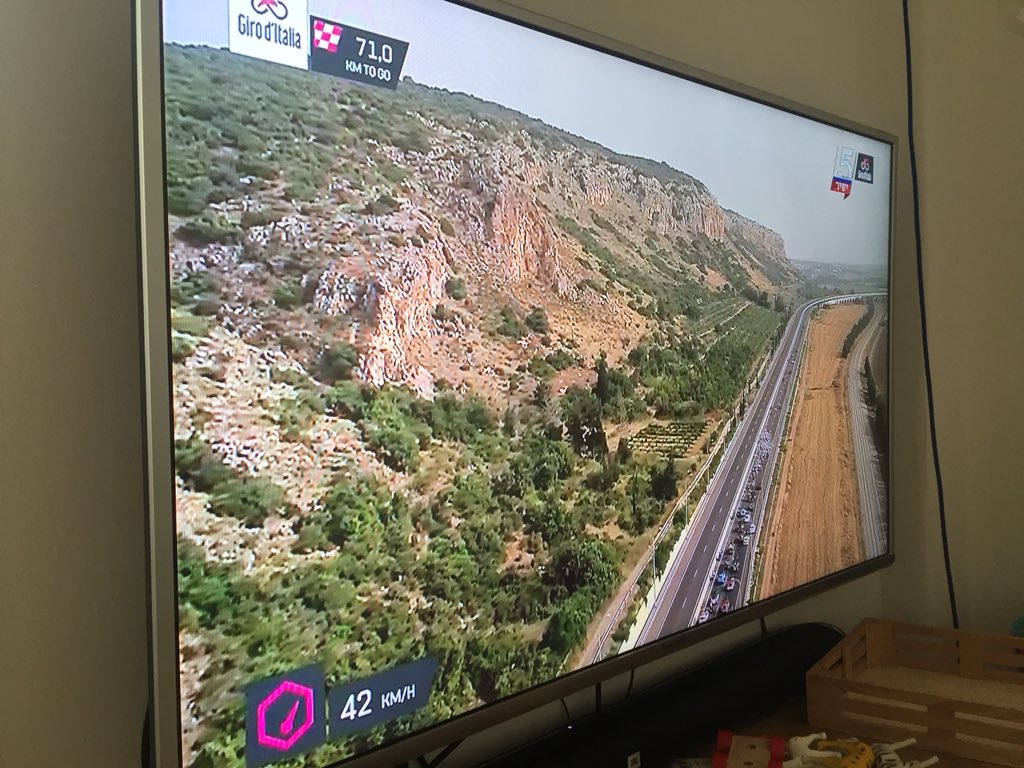 julienbahloul's tweet photo. Magnifiques images du #Giro d’Italia traversant les paysages d’#Israel et accueilli par des milliers de personnes entre #Jérusalem, Haïfa et #TelAviv 🇮🇱👏🚴🏻‍♂️ https://t.co/kT31tTjrQF