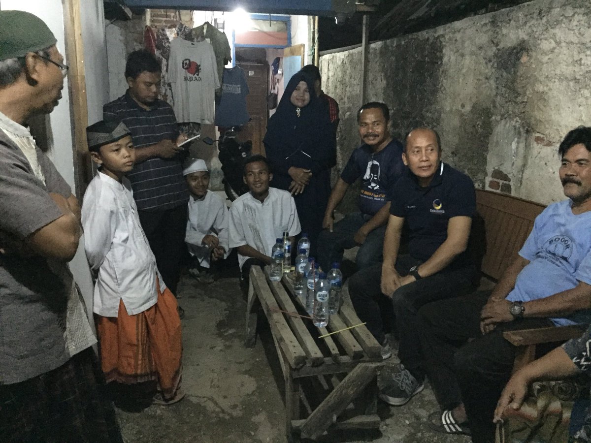 Malam minggu Kang <a href="/SaanMustopa/">Saan Mustopa</a> brsilaturahmi menyapa warga Cikampek <a href="/NasDem/">Partai NasDem</a> <a href="/UjangBey/">UBey</a> <a href="/Fraksi_NasDem/">Fraksi NasDem</a> <a href="/nasdem_dpwjabar/">Partai NasDem Jabar</a> <a href="/DPWNasDemJabar/">Info NasDem Jabar</a> <a href="/chamadhojin/">Chamad Hojin</a>
