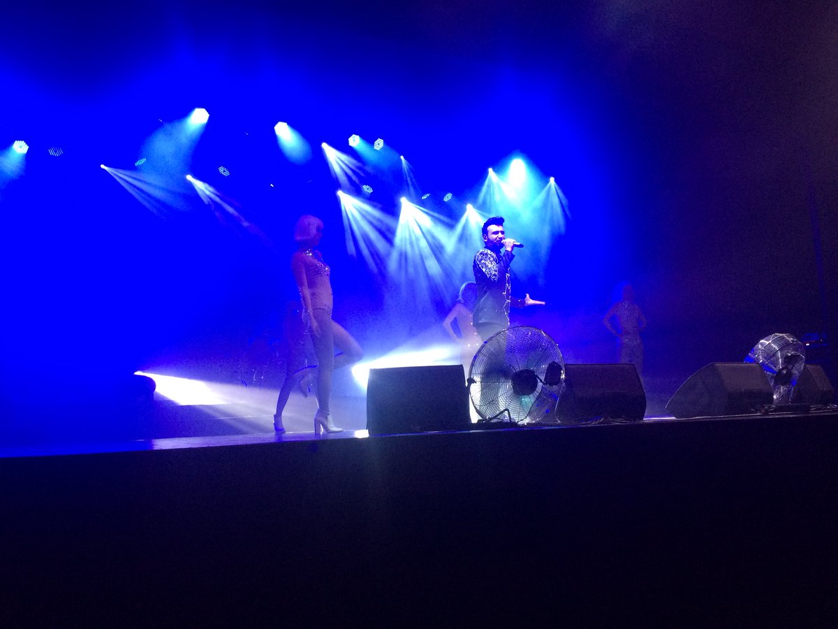 emrekayahastasi's tweet photo. MOİ Sahne Konserinden. 🖐 #emrekaya #rüzgar #aşkdiyesoludum #dindin #esaret #yapboz #benimsin #ayna #apayri #teşekkürederim #toz #yaz #kader #çatlat #ilizyon #sorma #sanagüvenmiyorum #ekfc #elinoglu #elinoğlu #beyazshow #3adam https://t.co/6HlBXFys1i