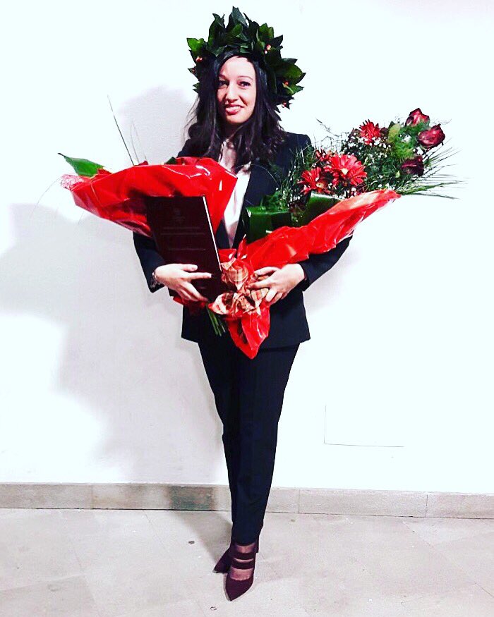 AleDev's tweet photo. Laureata 🎓💊 #pharmacy #february #university #siena #degree #doctor #redflowers https://t.co/HKTGsQTZpy