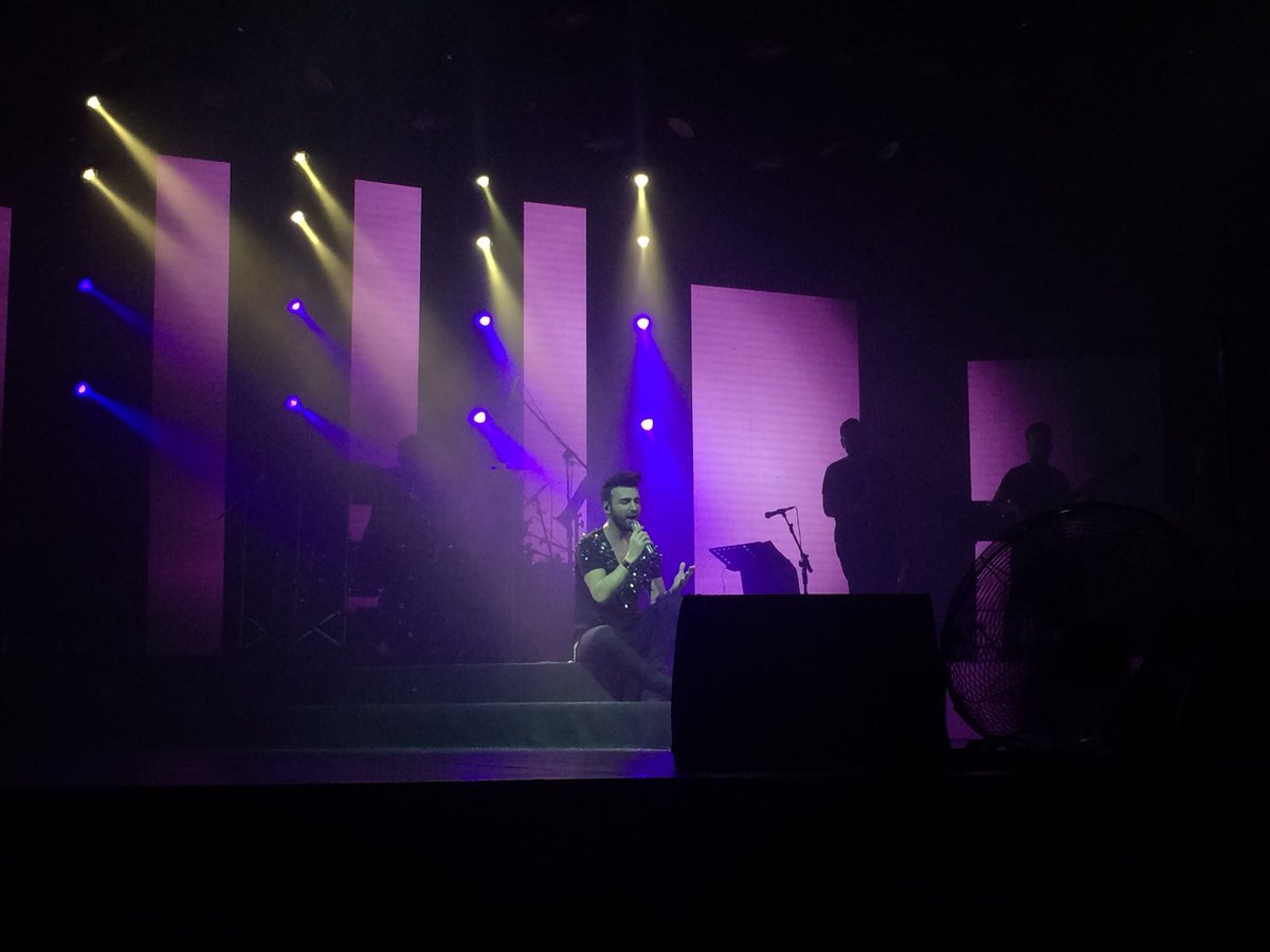 EmreninKalbi's tweet photo. MOİ Sahne Konserinden. 🖐 #emrekaya #rüzgar #aşkdiyesoludum #dindin #esaret #yapboz #benimsin #ayna #apayri #teşekkürederim #toz #yaz #kader #çatlat #ilizyon #sorma #sanagüvenmiyorum #ekfc #elinoglu #elinoğlu #beyazshow #3adam https://t.co/bn7VUHHmlQ