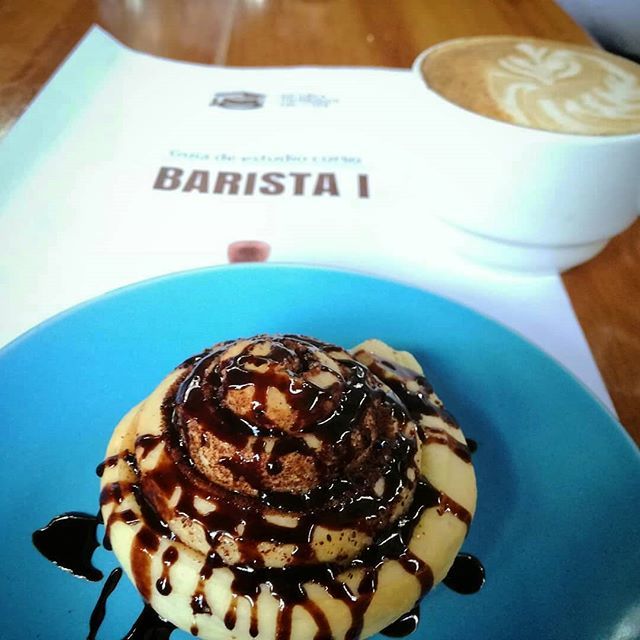 PochoVE's tweet photo. Regrann from @geronimotorres - Y que tal si después del almuerzo nos tomamos un delicioso #latte y de postre un rol de canela?
.
.
.
#unbaristapororiente #CoffeLovers #coffee #Café #Espresso #ristretto #capuccino #latte #Baristalife #Arabica #Canephora … https://t.co/grztCnASer https://t.co/0Qs5Lb3DU8