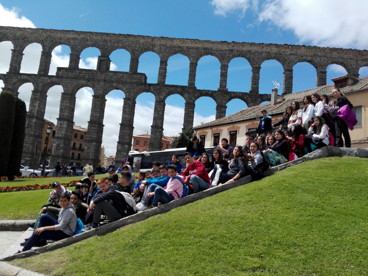 IesoTomasBreton's tweet photo. Visita de los alumnos de 2ºESO a Segovia. ¡Un día perfecto! https://t.co/9slGwNT09A