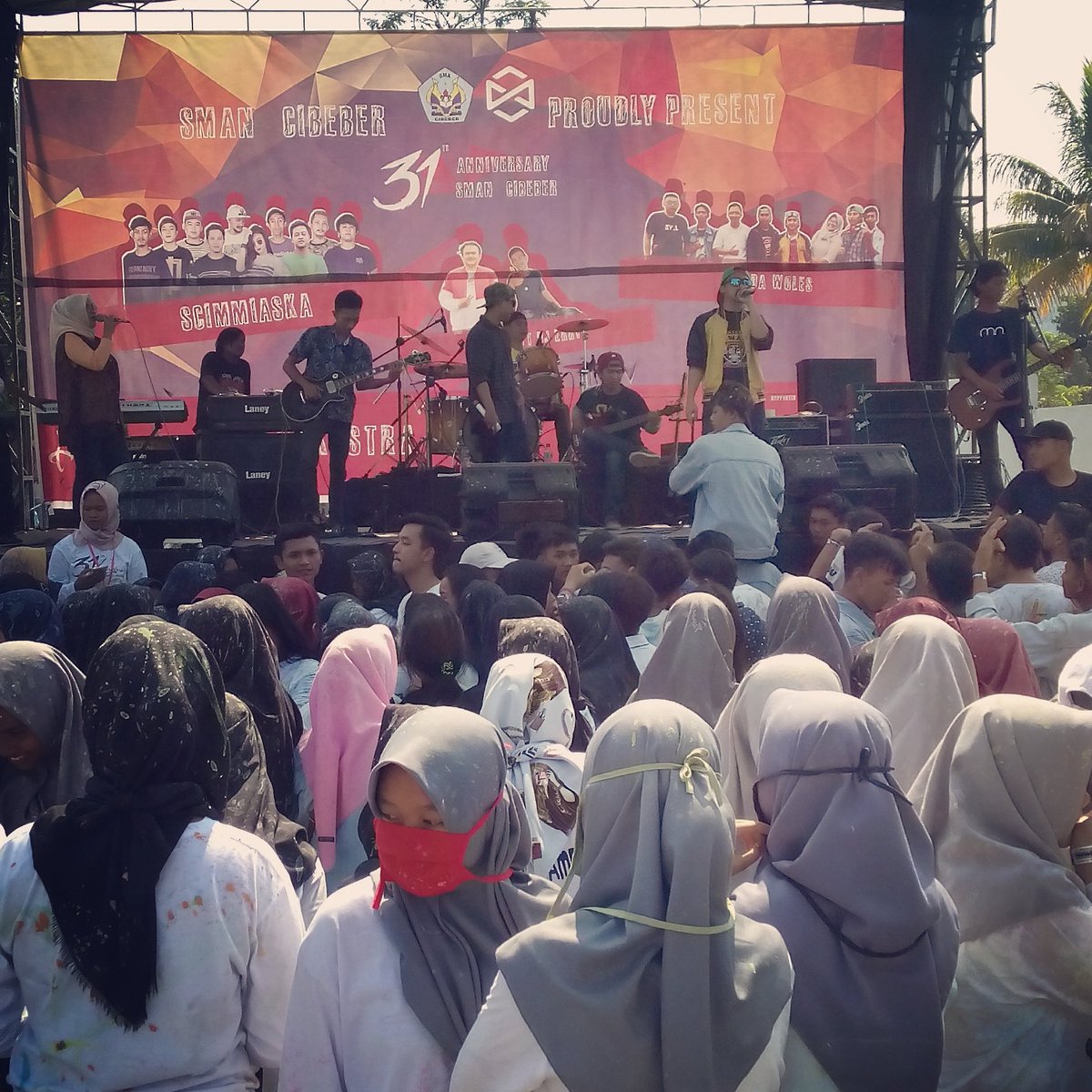 PeyDayx's tweet photo. •DIESNATALIS ORKESTRA AMERTA 2018• at SMA Negeri 1 Cibeber Cianjur.. Ajiibb Pisaaann.. 

#sundawoles #kamimasihada #infocianjur #cianjur #reggae https://t.co/FDw4mVlMaO